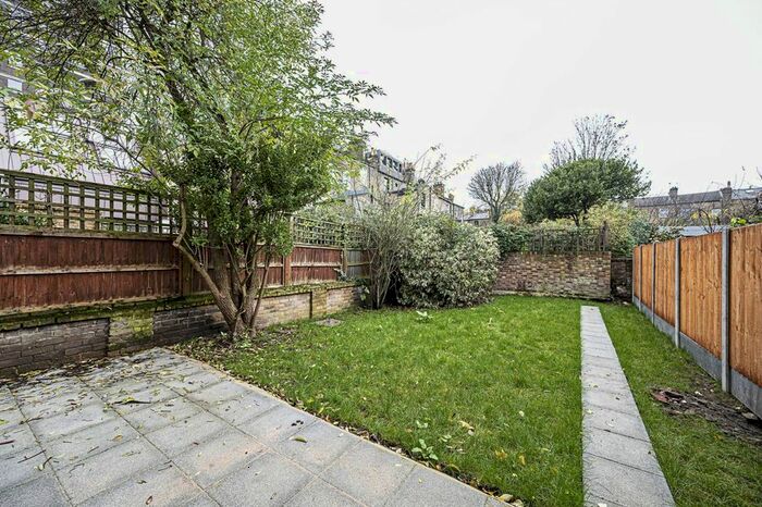 3 Bedroom Maisonette To Rent In Penshurst Road, Victoria Park, London, E9
