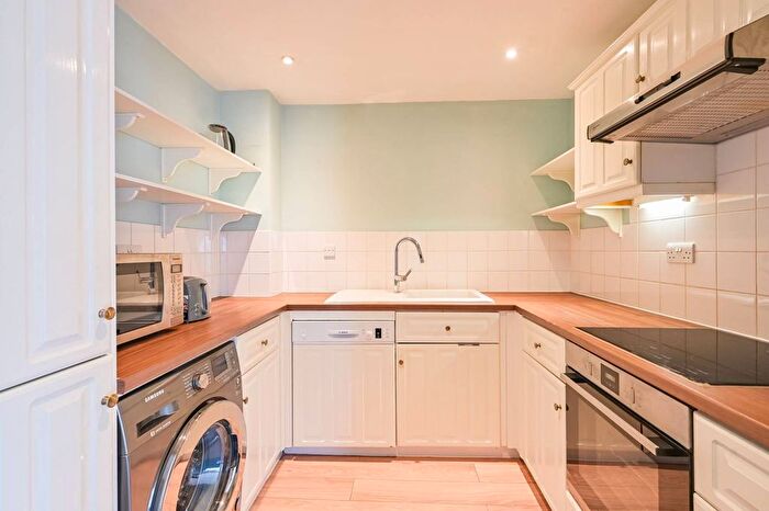 2 Bedroom Flat For Sale In Fonda Court, Tower Hamlets, London, E14