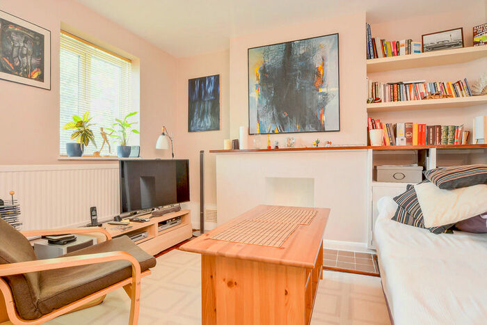 1 Bedroom Ground Flat To Rent In Moreton Close, London, N15