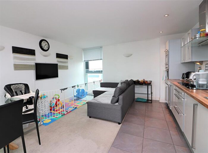 2 Bedroom Flat To Rent In Neutron Tower, Blackwall Way, London, E14
