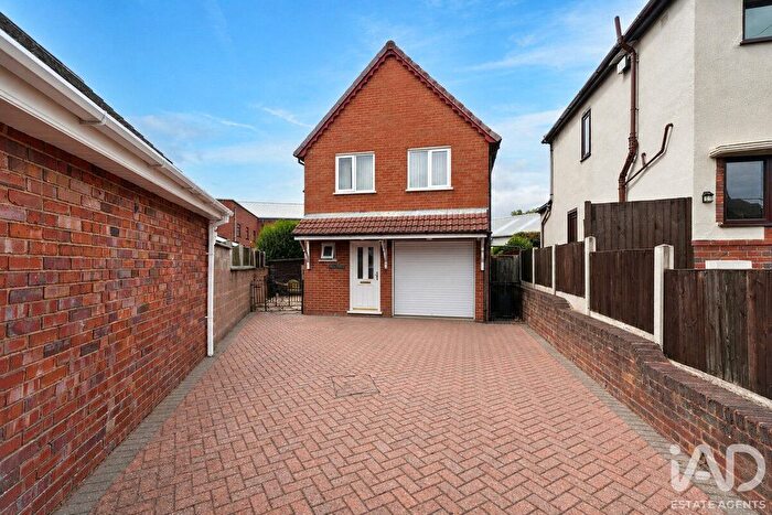 3 Bedroom Detached House For Sale In Mount Avenue, Brierley Hill, DY5