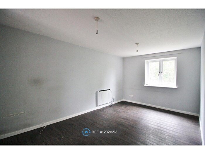 1 Bedroom Flat To Rent In Geddington Court, Waltham Cross, EN8