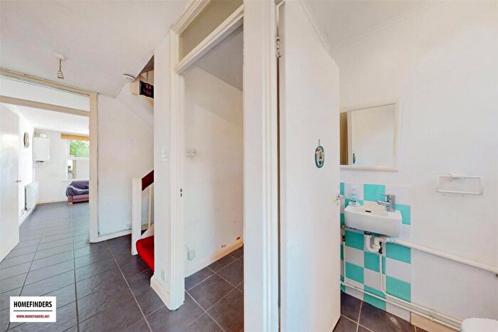 3 Bedroom Terraced House For Sale In Caldecott Way, Hackney, E5 - Photo 12