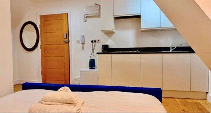 Studio To Rent In Golders Green Road, NW11