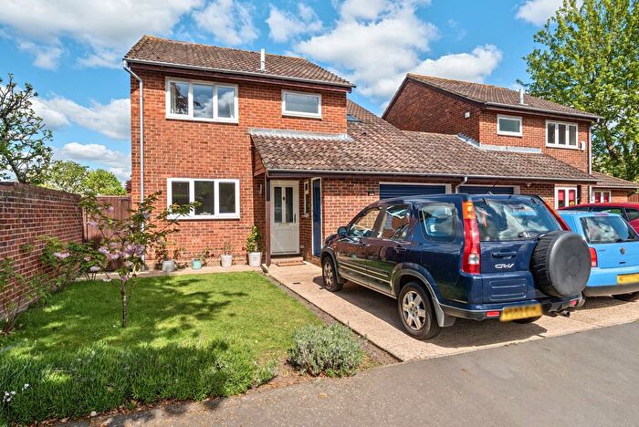 4 Bedroom Link Detached House For Sale In Eastmead, Woking, GU21