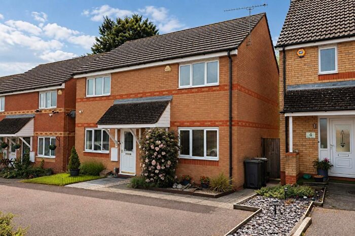 2 Bedroom Semi Detached House For Sale In Collingwood Close, Luton, Bedfordshire, LU4