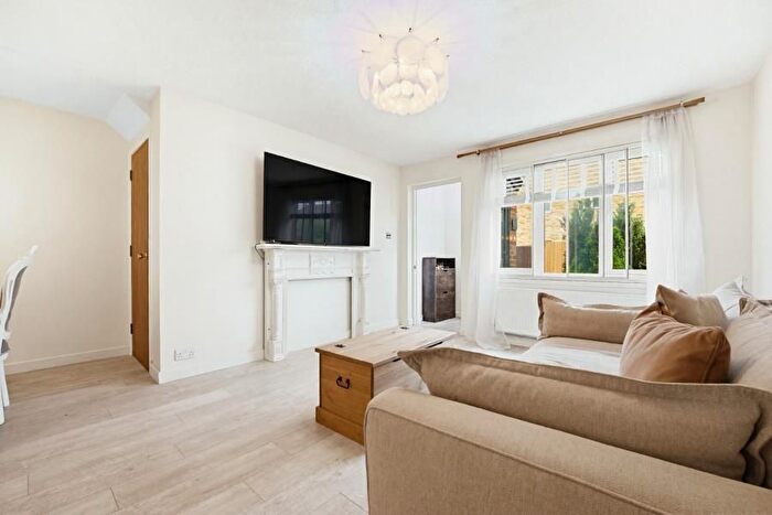 1 Bedroom Flat To Rent In Heather Close, Isleworth, TW7