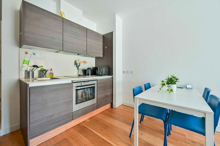 2 Bedroom Flat To Rent In Crampton Street, Elephant And Castle, London, SE17