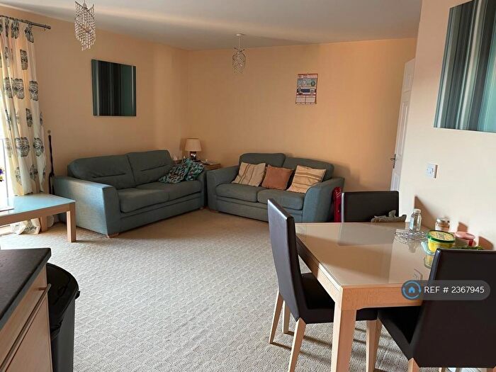3 Bedroom Flat To Rent In Old Town, Swindon, SN1