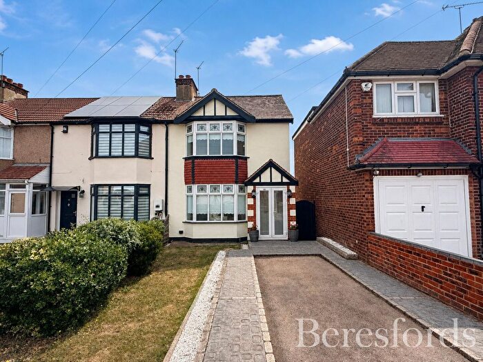 3 Bedroom End Of Terrace House For Sale In Lee Gardens Avenue, Hornchurch, RM11