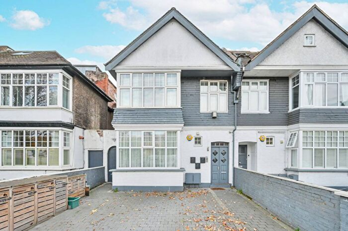 2 Bedroom Flat For Sale In Ellesmere Road, Chiswick, London, W4