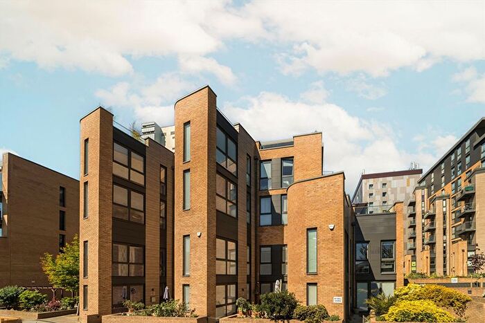 3 Bedroom Flat For Sale In Baltic Avenue, Brentford, TW8