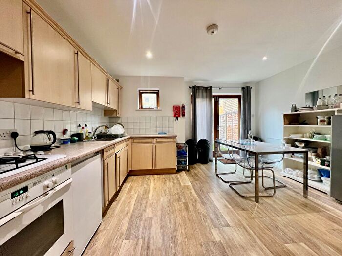 House To Rent In Ashton Street Poplar, E14