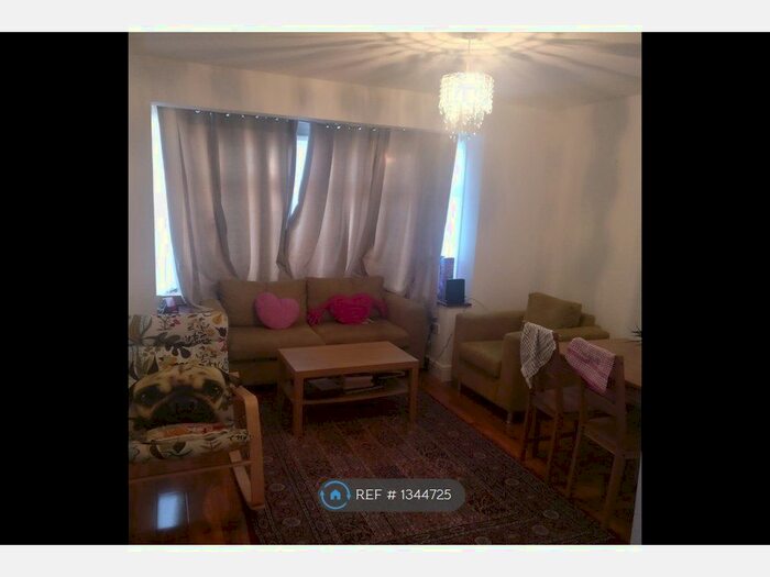 2 Bedroom Maisonette To Rent In Park Way, Feltham, TW14