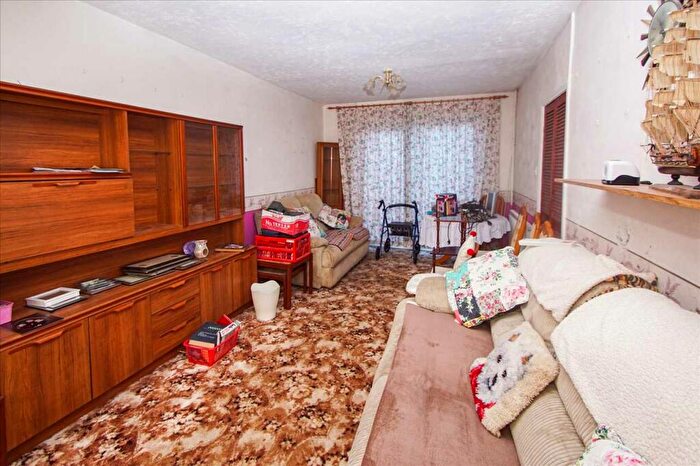 3 Bedroom End Of Terrace House For Sale In Long Furlong Drive, Slough, SL2