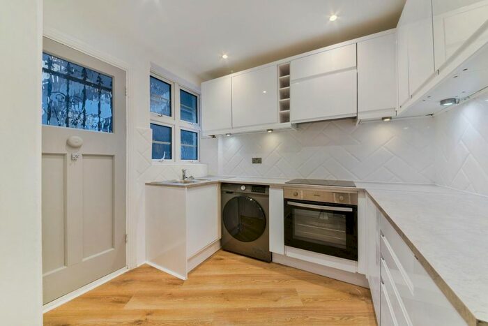 2 Bedroom Flat To Rent In Woodside, London, SW19