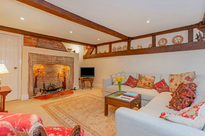 2 Bedroom Flat To Rent In High Street Marlborough, SN8