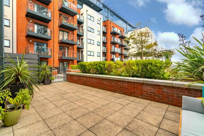 2 Bedroom Flat To Rent In The Blake Building, Admirals Quay, Ocean Way, Southampton, SO14