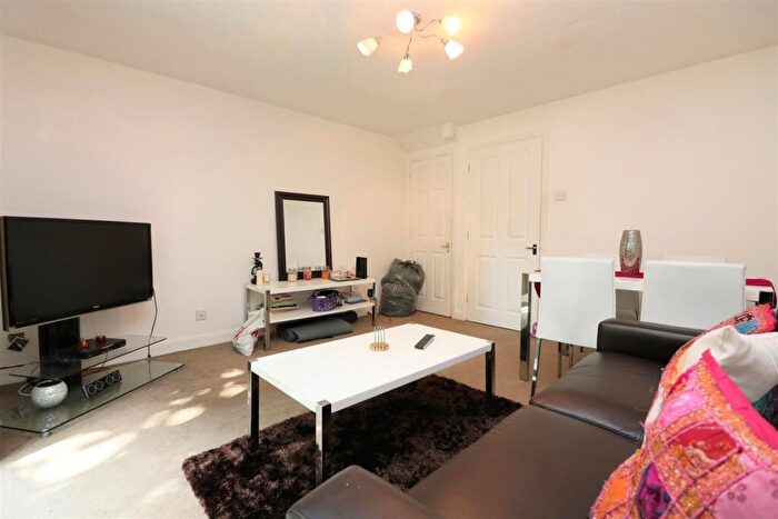 2 Bedroom Apartment To Rent In Dingle Gardens, Poplar, London, E14