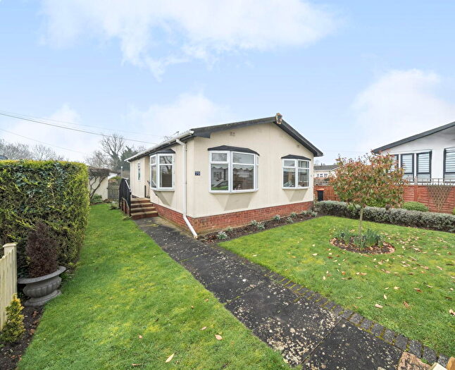 2 Bedroom Park Home For Sale In The Grove, Woodside Park, Woodside, Luton, Bedfordshire, LU1