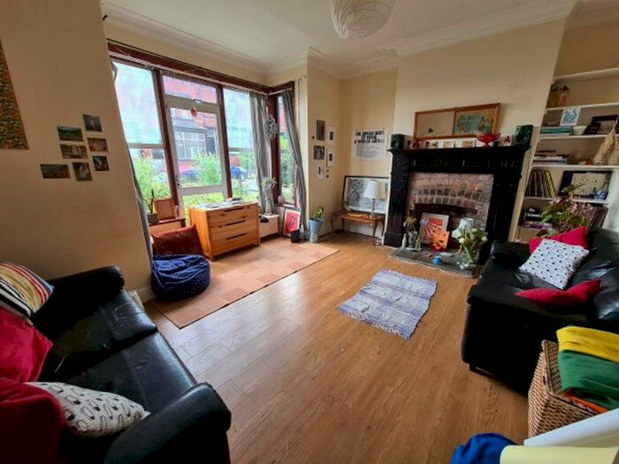 4 Bedroom House To Rent In St Michaels Lane, Leeds, LS4