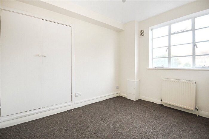 3 Bedroom Flat To Rent In Streatham High Road, London, SW16
