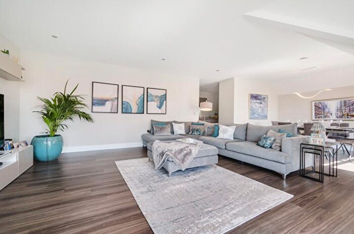 2 Bedroom Apartment For Sale In Spencer Court, Bunns Lane, NW7