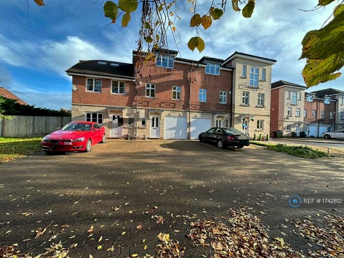 6 Bedroom Terraced House To Rent In Lower Green Gardens, Worcester Park, KT4