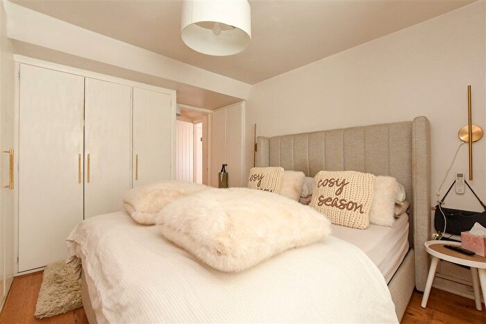 1 Bedroom Maisonette For Sale In Croydon Road, Caterham, Surrey, CR3
