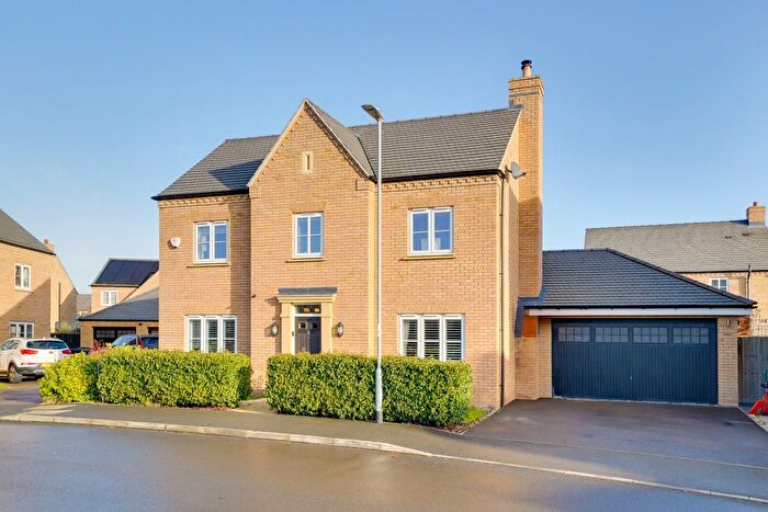 5 Bedroom Detached House For Sale In Crest Drive, Fenstanton, Huntingdon, Cambridgeshire, PE28