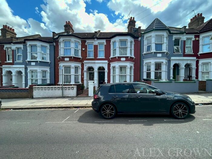 Studio To Rent In Warham Road, London, N4