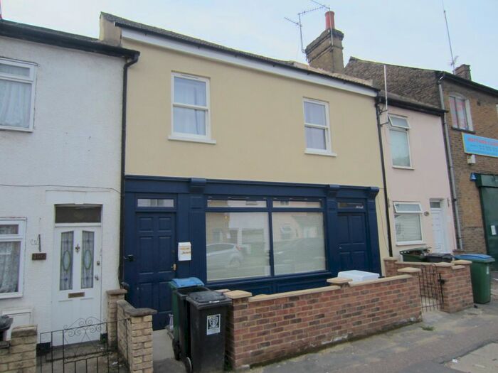 2 Bedroom Flat To Rent In Queens Road, Watford, WD17