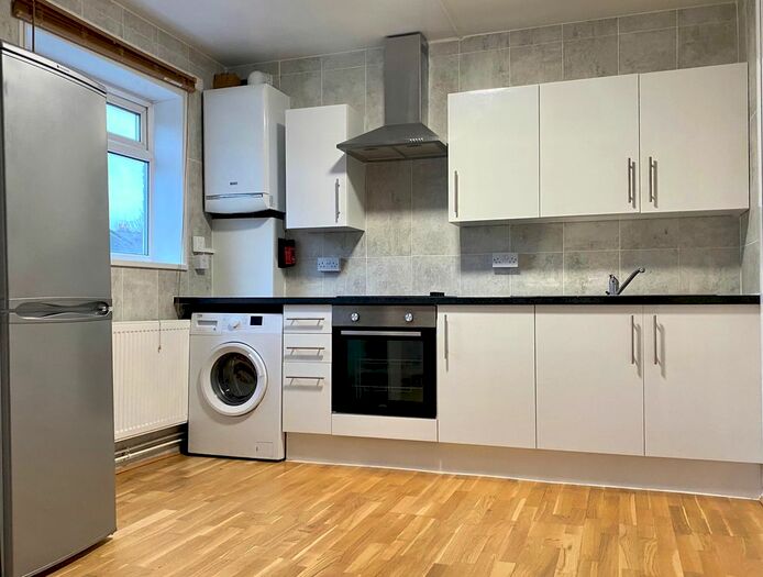 2 Bedroom Flat To Rent In Tollington Park, Finsbury Park, N4