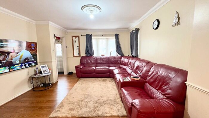 3 Bedroom Terraced House To Rent In Heathfield Park Drive, Romford, London, RM6