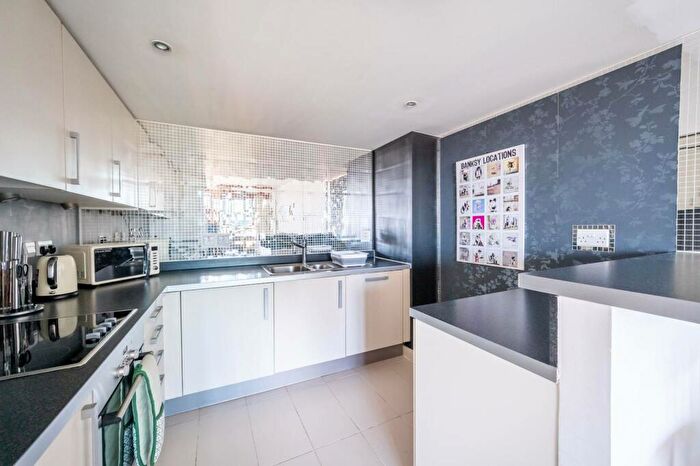 1 Bedroom Flat To Rent In Falcon Wharf, Battersea, London, SW11