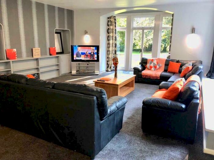 11 Bedroom Detached House To Rent In Rosehurst, LS6