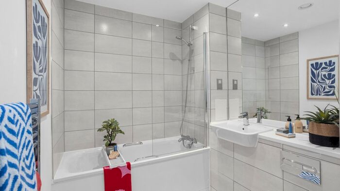2 Bedroom Flat For Sale In Halewood Way, Rainham, RM13