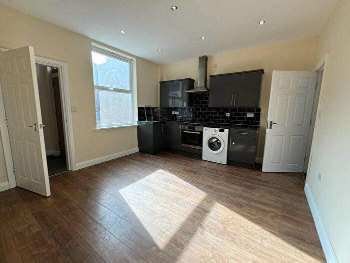 1 Bedroom Flat To Rent In Sholebroke Place, Leeds, West Yorkshire, LS7