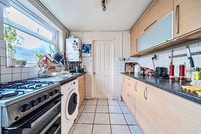 1 Bedroom Flat To Rent In Melford Road, Walthamstow, London, E17