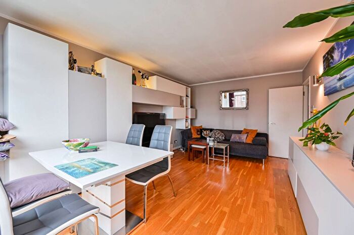 2 Bedroom Flat For Sale In Wincott Street, Kennington, London, SE11