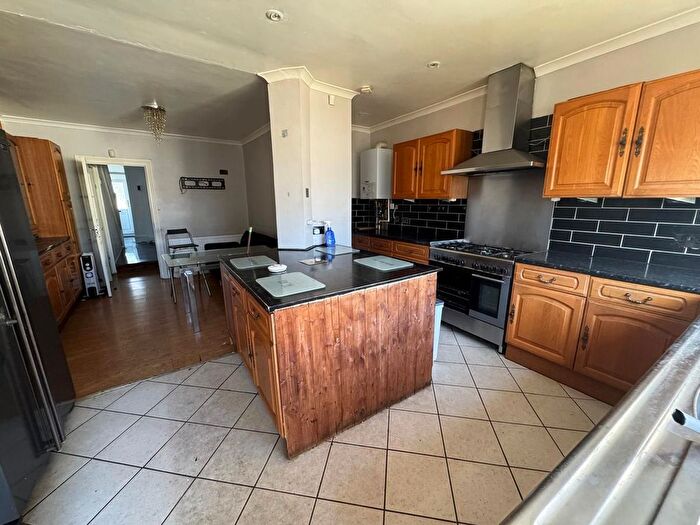 4 Bedroom Semi-Detached House To Rent In Auckland Road, Ilford, IG1