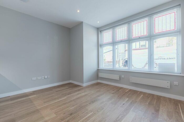 Flat To Rent In Flat Heathfield Park, NW2