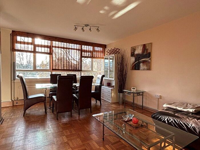3 Bedroom Maisonette To Rent In Garden Royal, Putney, SW15