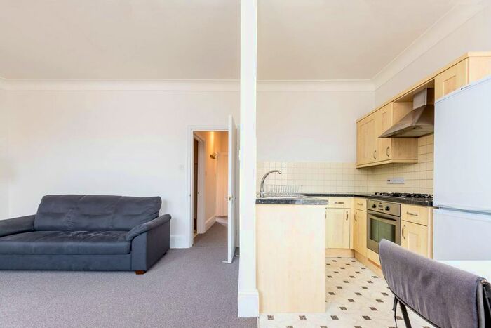 2 Bedroom Flat To Rent In East Hill, Wandsworth Town, London, SW18