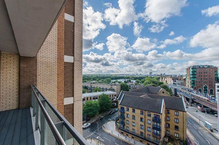 2 Bedroom Flat For Sale In East Ferry Road, Canary Wharf, London, E14