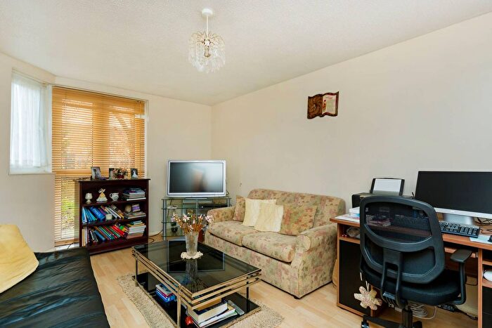 1 Bedroom Flat To Rent In Deal Walk, Stockwell, London, SW9