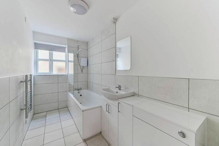 2 Bedroom Flat To Rent In Somerville Road, Penge, London, SE20