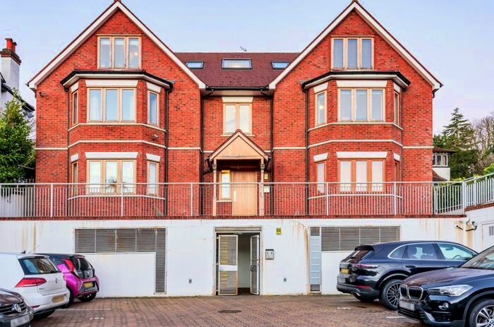 2 Bedroom Flat To Rent In Plough Lane, Purley CR8