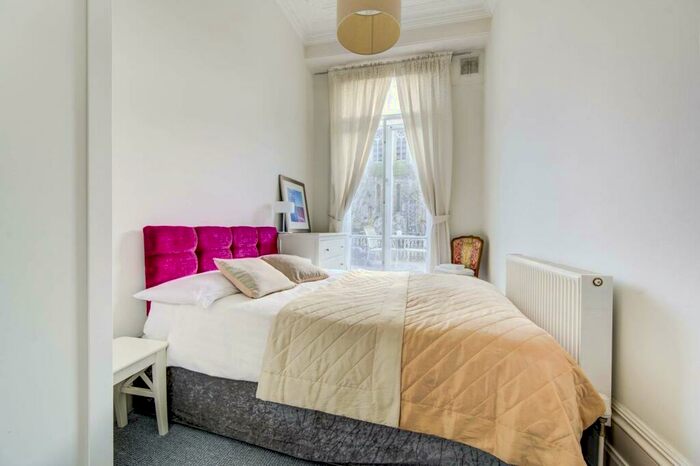 2 Bedroom Flat To Rent In Redcliffe Square, Chelsea, London, SW10