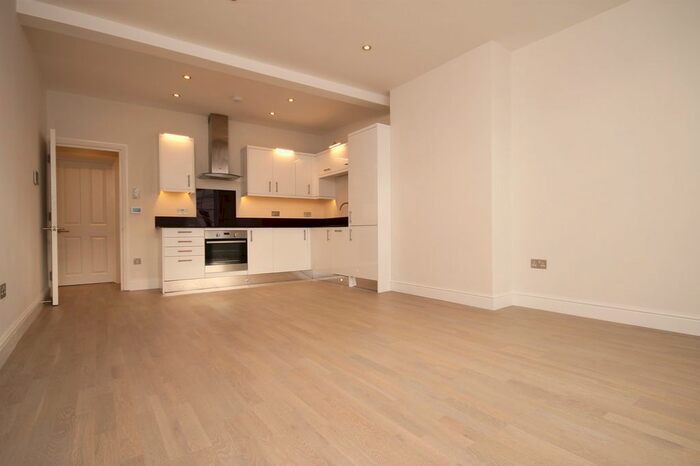 2 Bedroom Flat To Rent In East Street, Chichester, PO19